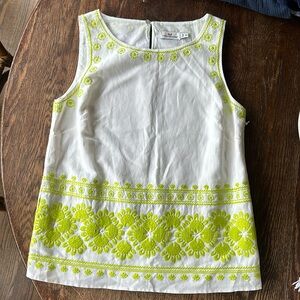 Vineyard vines carribbean floral embroidered linen tank. Zip side